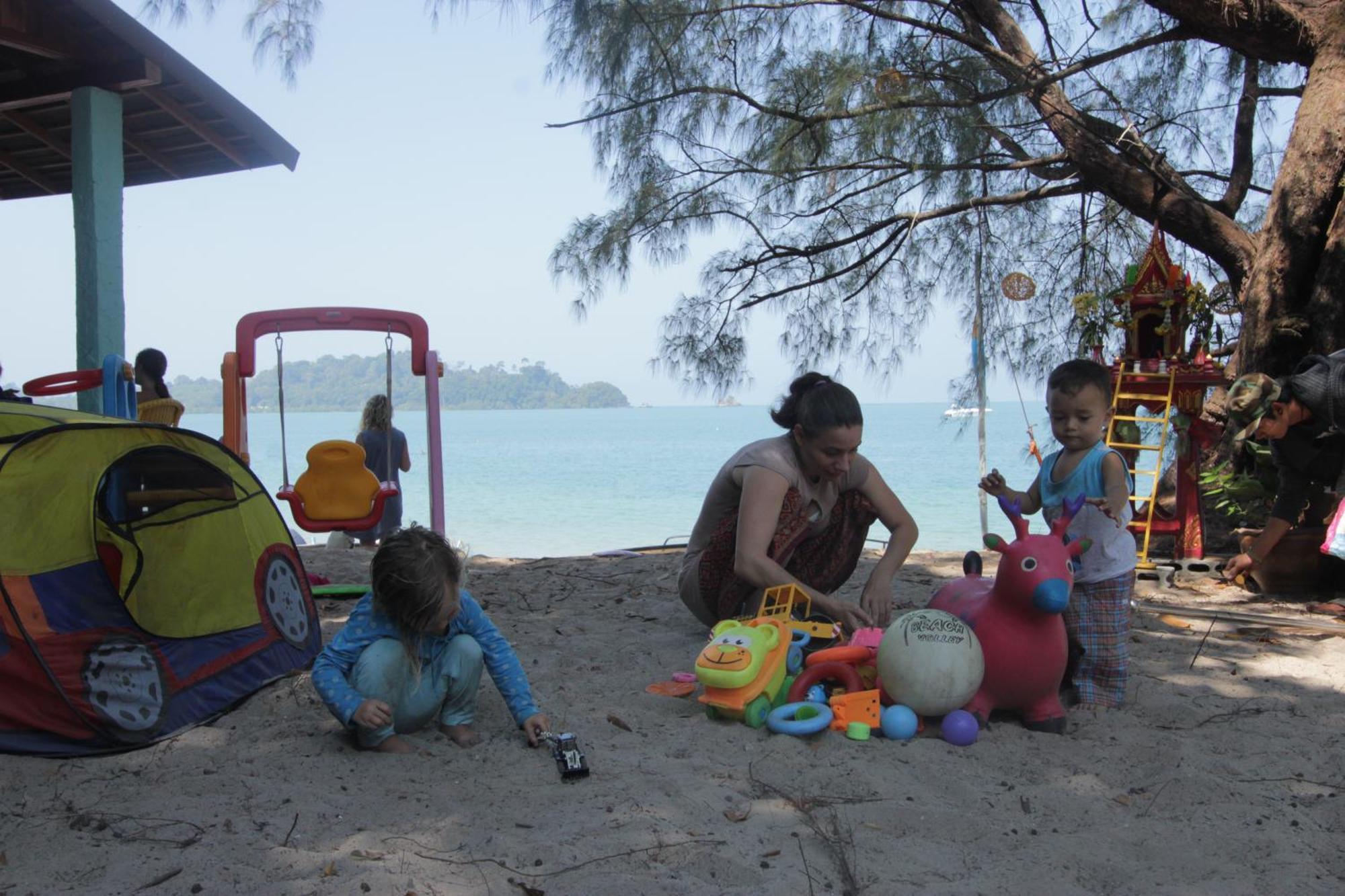 Heaven Beach Resort & Art Koh Phayam Bagian luar foto