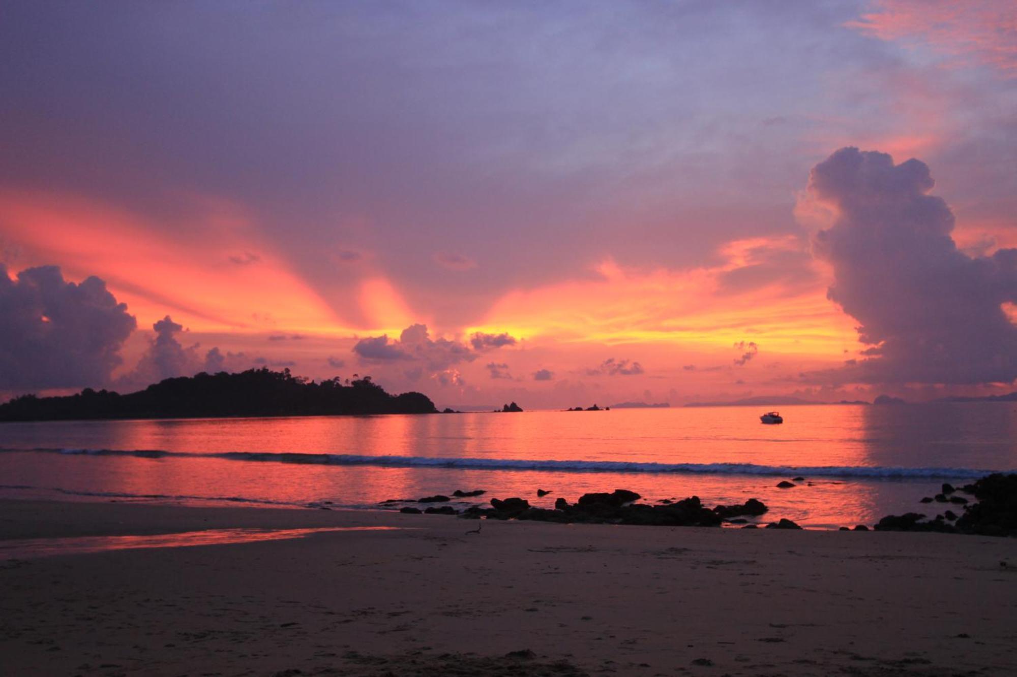 Heaven Beach Resort & Art Koh Phayam Bagian luar foto