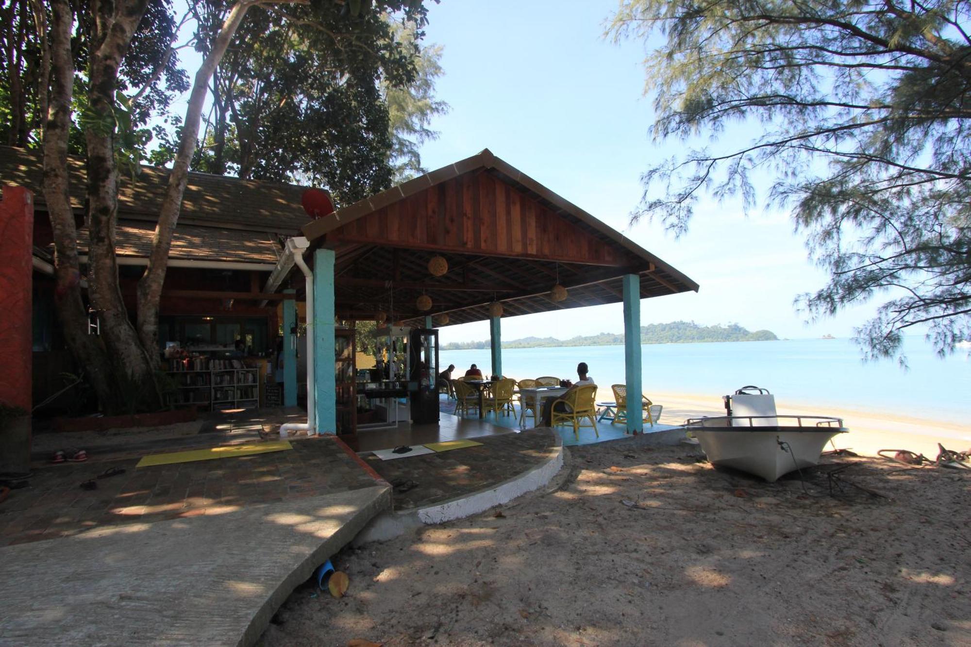 Heaven Beach Resort & Art Koh Phayam Bagian luar foto