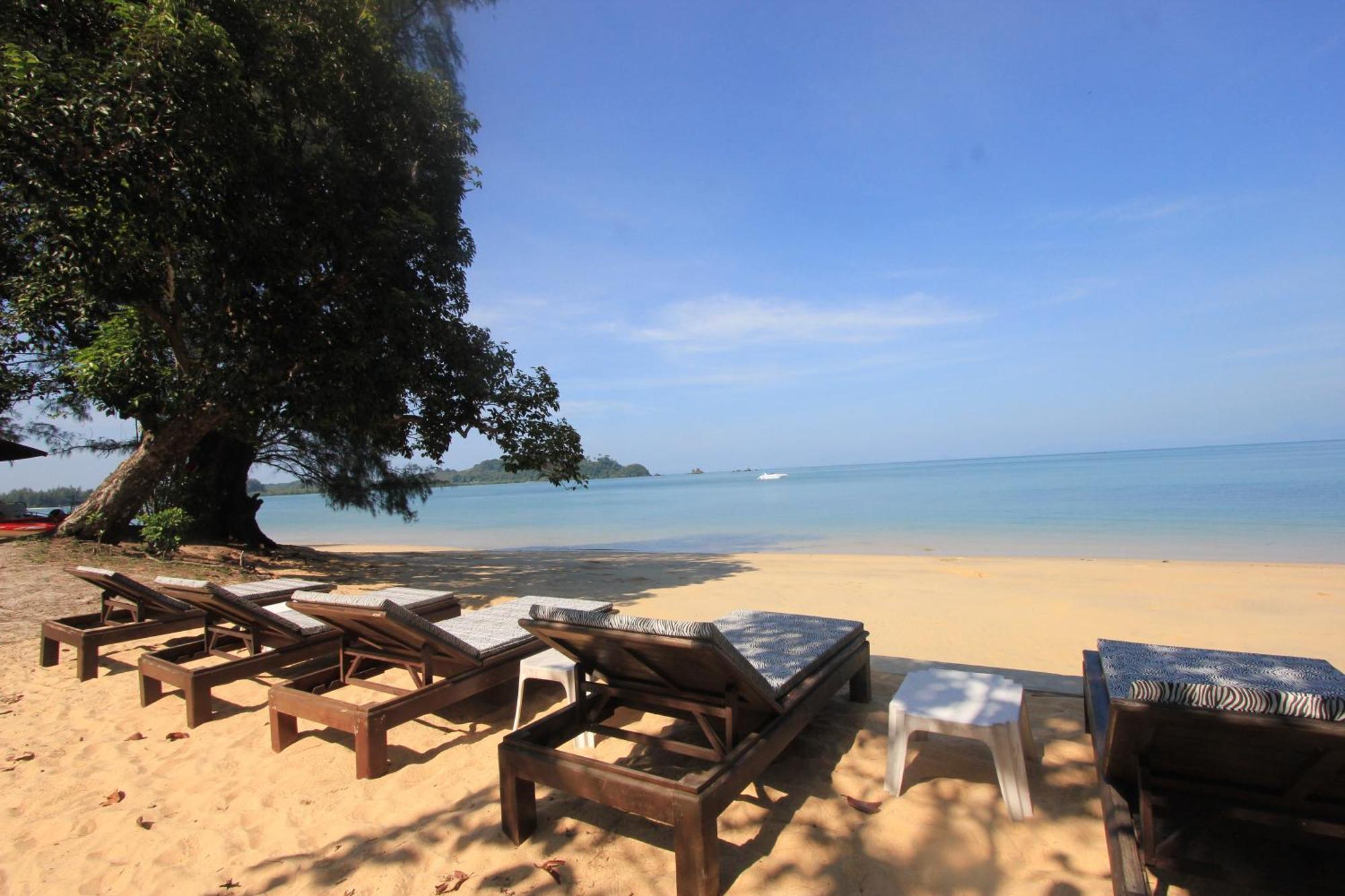 Heaven Beach Resort & Art Koh Phayam Bagian luar foto