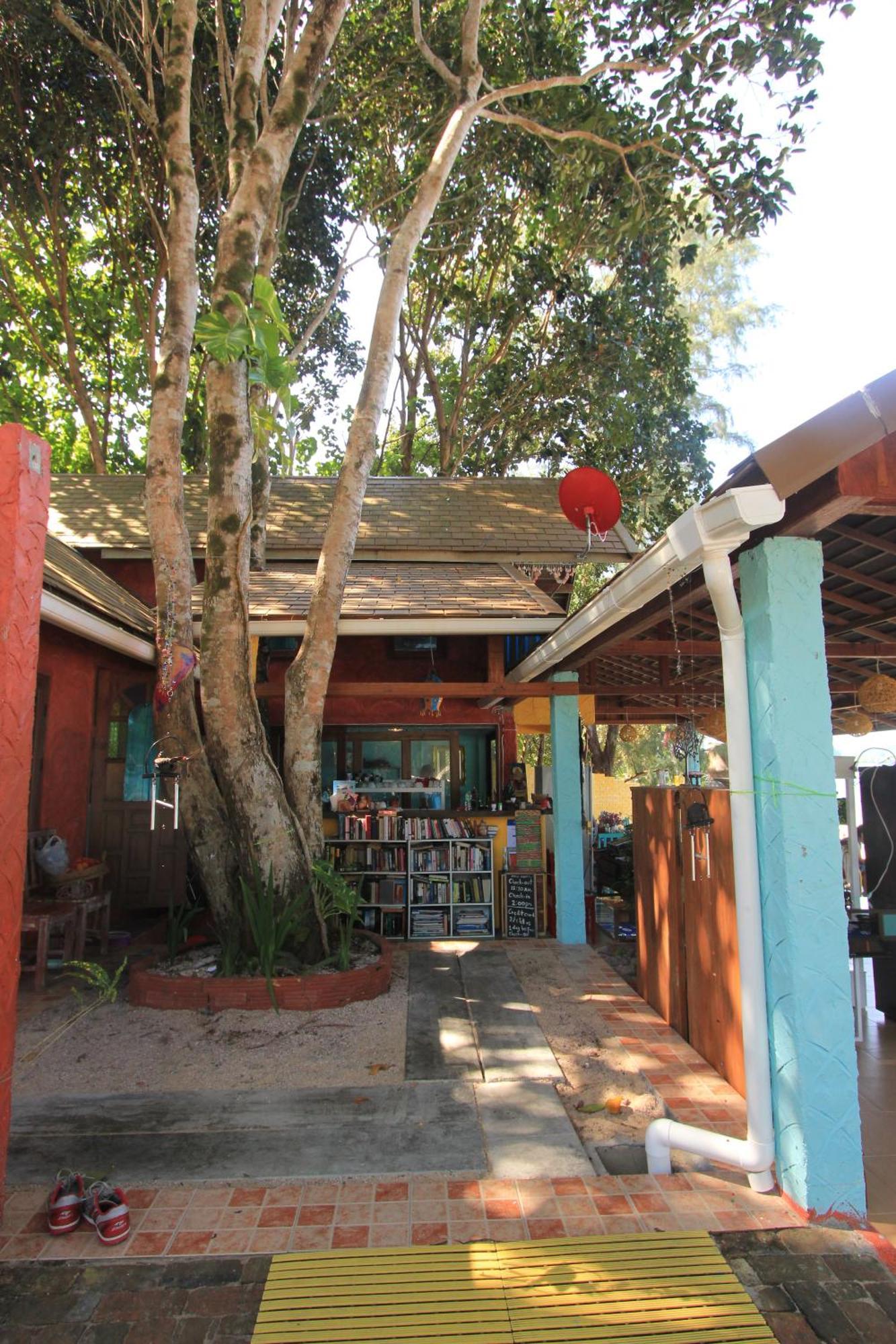 Heaven Beach Resort & Art Koh Phayam Bagian luar foto
