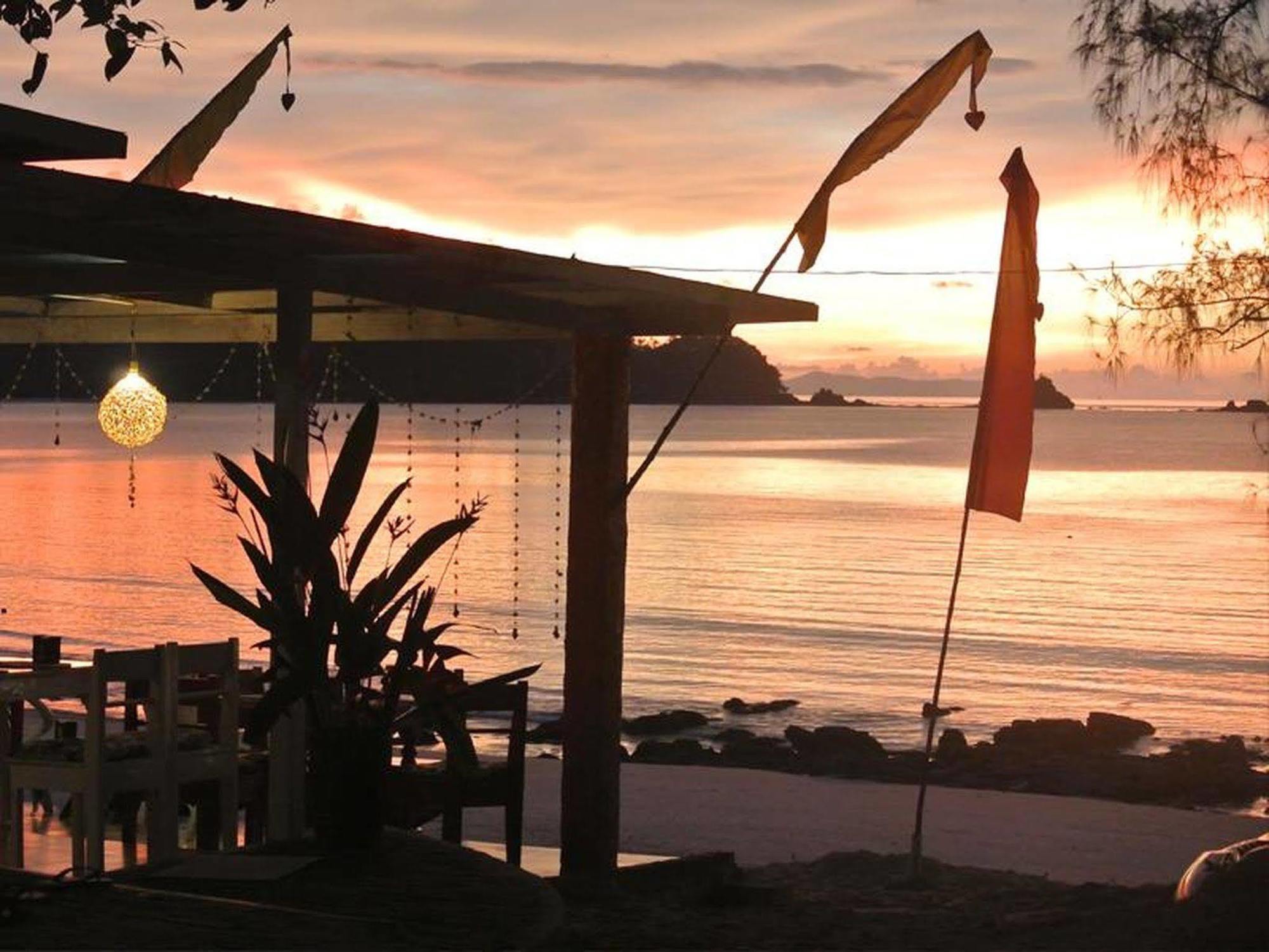 Heaven Beach Resort & Art Koh Phayam Bagian luar foto