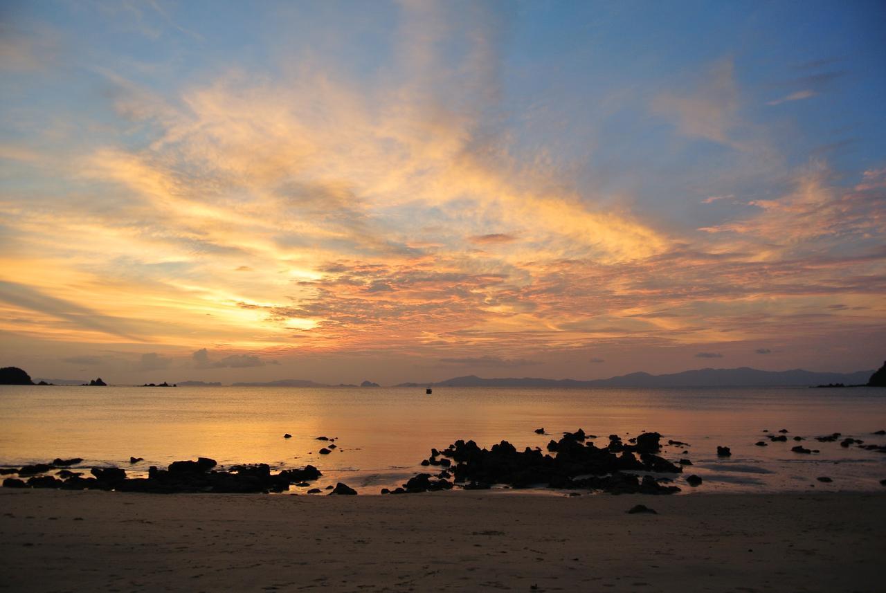 Heaven Beach Resort & Art Koh Phayam Bagian luar foto